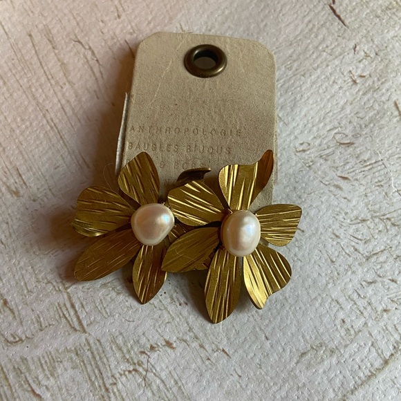 Anthropologie Large Gold and Pearl Flower Earrings 🌼✨ - Picture 2 of 6